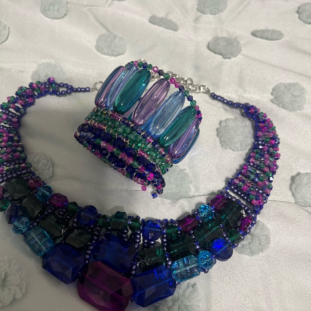 Choker necklace with bracelet